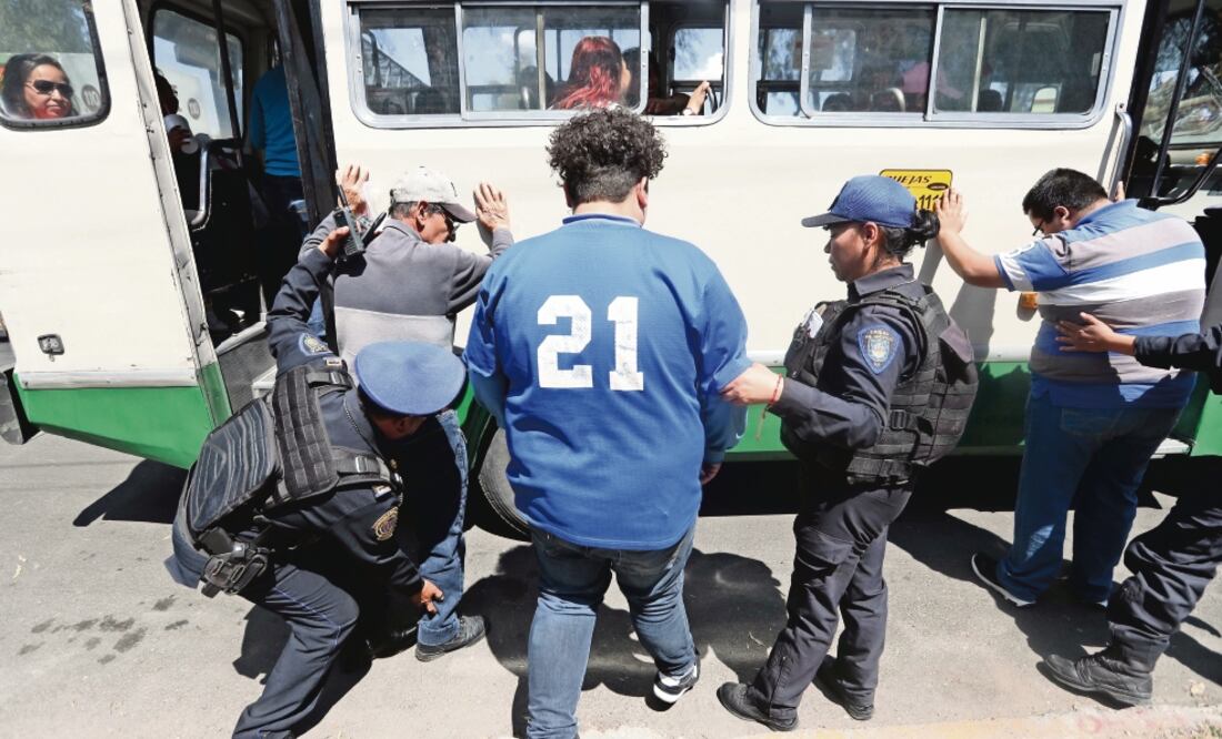 El dispositivo abarca dos tipos de vigilancia: la de los oficiales en los camiones, como los de la ruta 9, y la revisión en retenes instalados sobre Zaragoza. (Fotos: ARIEL OJEDA)