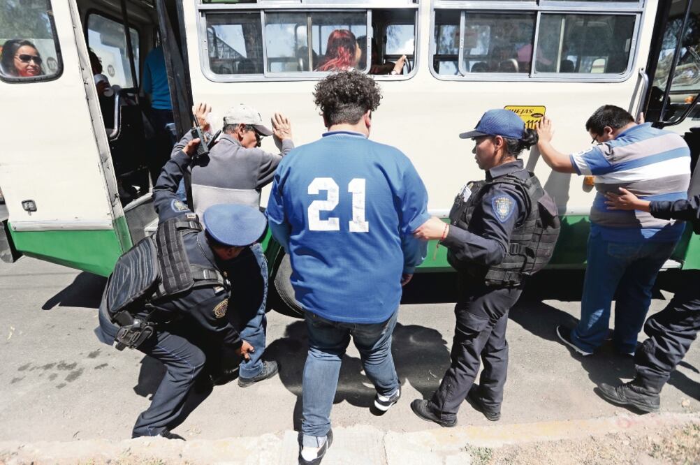 El dispositivo abarca dos tipos de vigilancia: la de los oficiales en los camiones, como los de la ruta 9, y la revisión en retenes instalados sobre Zaragoza. (Fotos: ARIEL OJEDA)