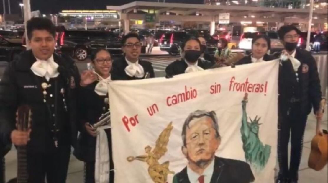 Con mariachi, fotos y carteles, simpatizantes esperan llegada de AMLO a NY