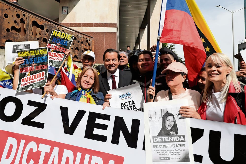 Ciudadanos venezolanos en un plantón frente a la oficina de la ONU para los Derechos Humanos, en Bogotá, Colombia. Foto: de Carlos Ortega. EFE