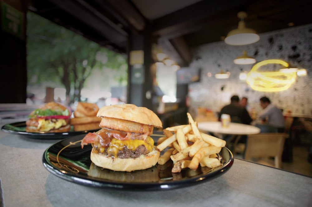 ¿Una hamburguesa al pastor? We Love la tiene durante el mes de junio para sus comensales. Acompáñala con un mojito recién preparado (IVÁN STEPHENS)
