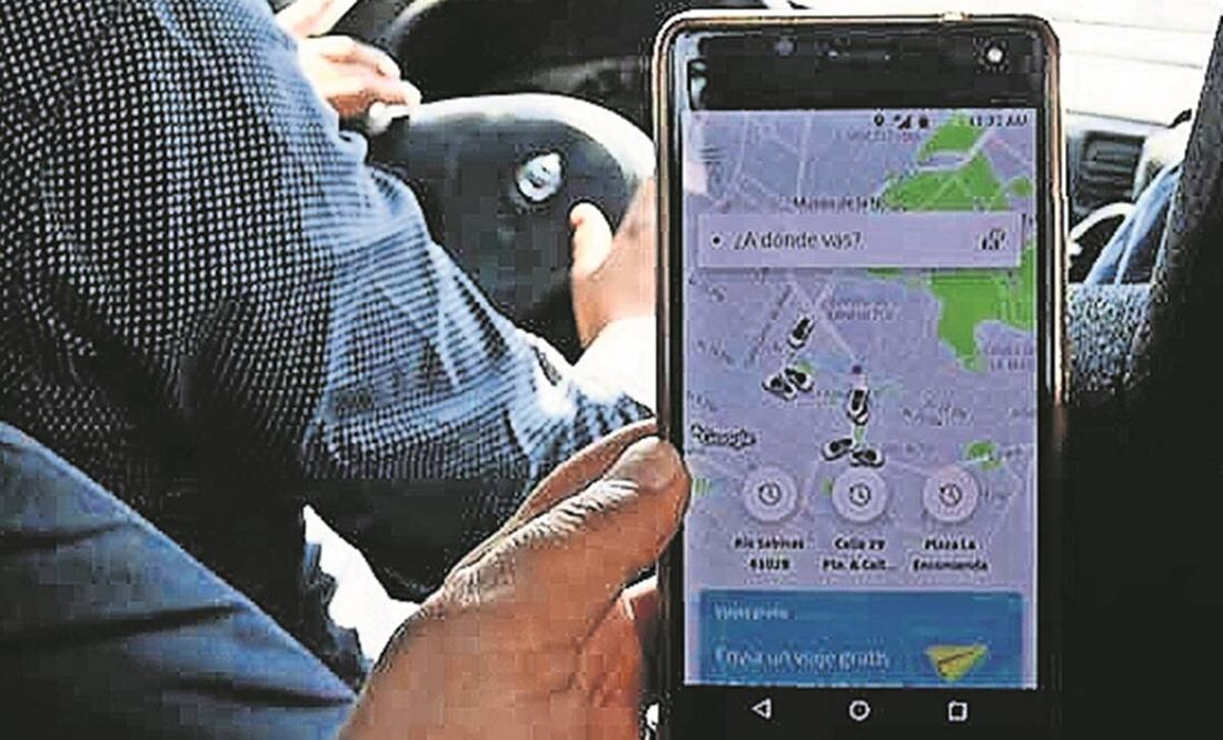 Los taxis de aplicación no tienen permitido subir pasajeros en el aeropuerto. Foto: Archivo/EL UNIVERSAL.