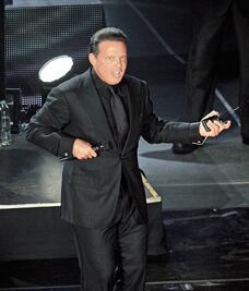 Fans aplauden a Luis Miguel, la crítica no