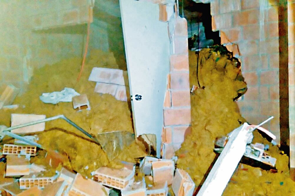 En la comunidad de San Francisco dos cuartos de una casa de tabique quedaron destruidos luego de que se desgajara un cerro debido a las copiosas precipitaciones (ROSELIA CHACA. EL UNIVERSAL)