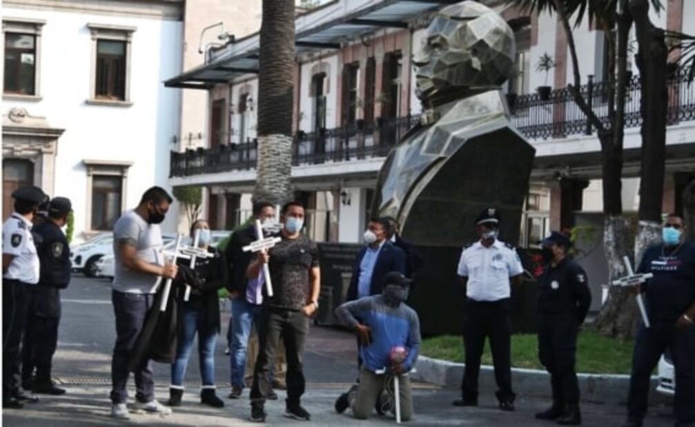 Víctimas de la Guardería ABC trepan las rejas de Segob; piden se les repare el daño que sufrieron