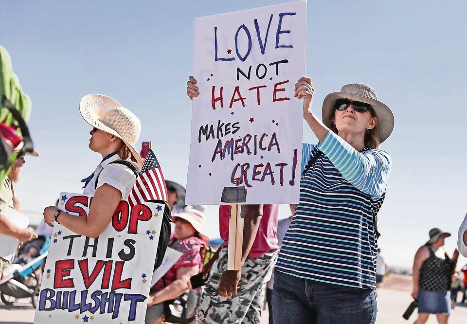 Activistas y ciudadanos realizan una protesta contra la política migratoria de la Casa Blanca afuera del campamento para niños indocumentados en Tornillo, Texas (JOE RAEDLE. AFP)
