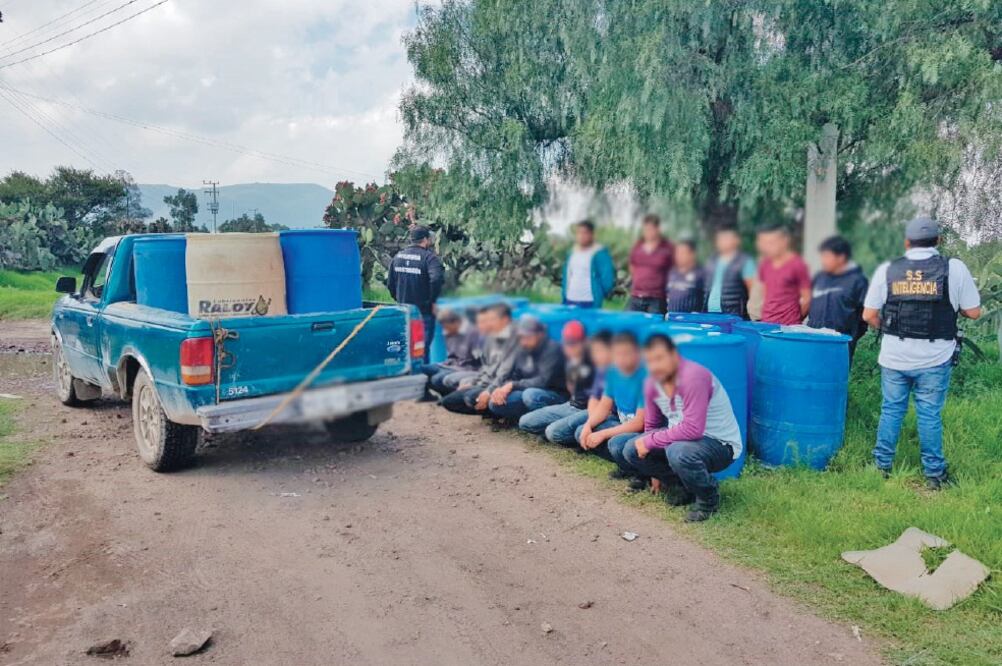 Los sujetos, recipientes y el vehículo fueron puestos a disposición del Ministerio Público federal para definir su situación legal por el delito de extracción ilegal de hidrocarburos. (CORTESÍA)