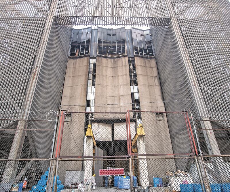 Así luce el edificio donde hace una semana se quemó un transformador y afectó 5 de los seis pisos que lo constituyen. Foto: GERMÁN ESPINOSA. EL UNIVERSAL