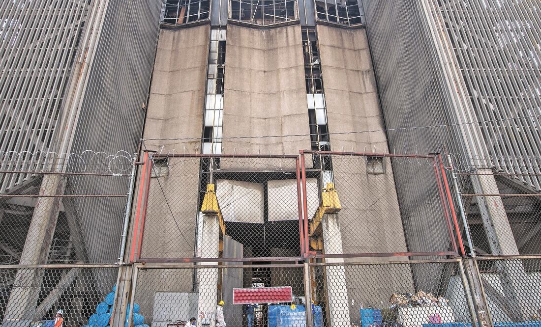 Así luce el edificio donde hace una semana se quemó un transformador y afectó 5 de los seis pisos que lo constituyen. Foto: GERMÁN ESPINOSA. EL UNIVERSAL
