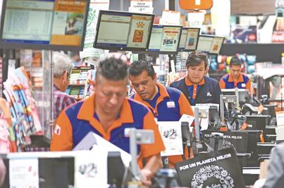 Dejan solos a los hombres con toda la carga laboral