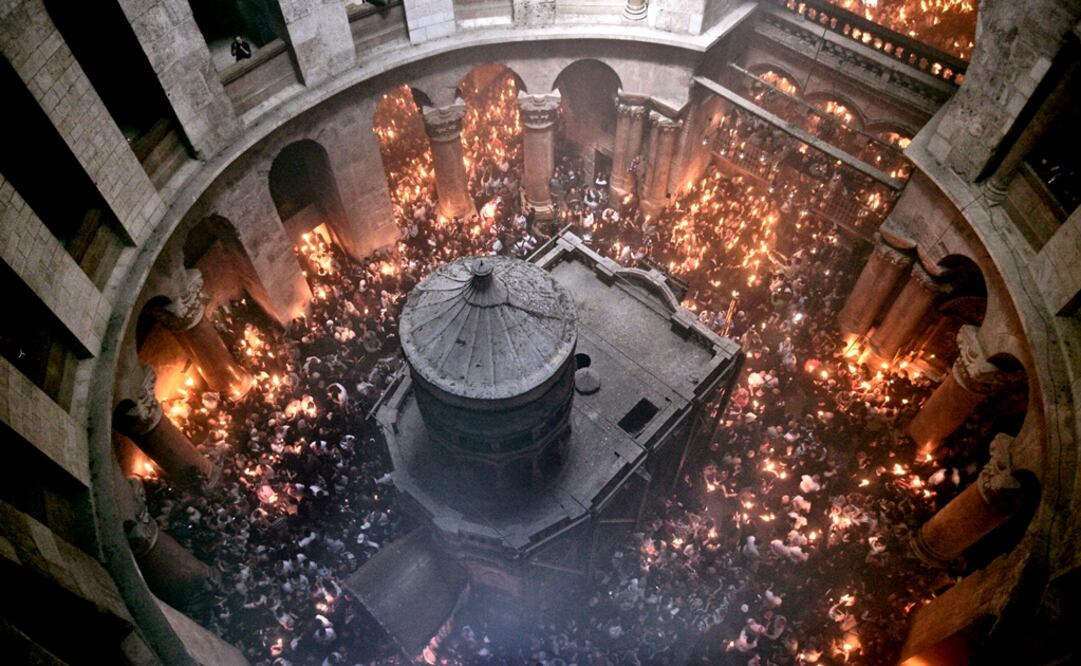 Cristianos ortodoxos rodean la tumba de Cristo durante la ceremonia del Fuego Sagrado, en el interior de la iglesia del Santo Sepulcro, en Jerusalén. Foto: EFE/Abir Sultan, Archivo