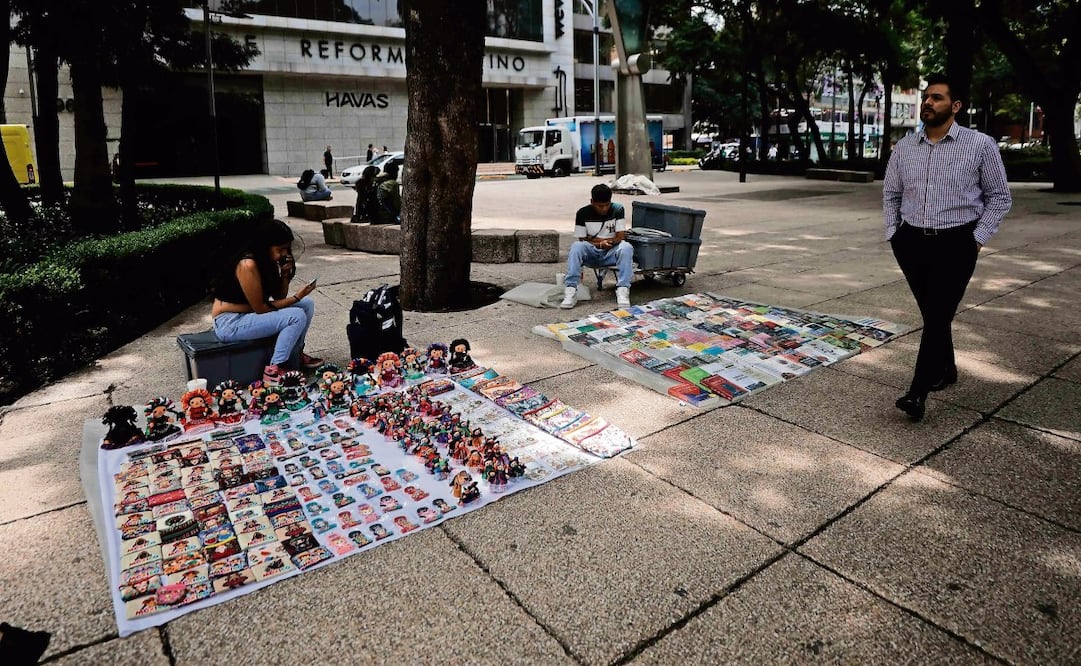 Los comerciantes ubicados en Reforma son informados de la llegada de autoridades, por lo que tienen tiempo de recoger sus productos y esconderse. Foto: Diego Simón Sánchez / EL UNIVERSAL