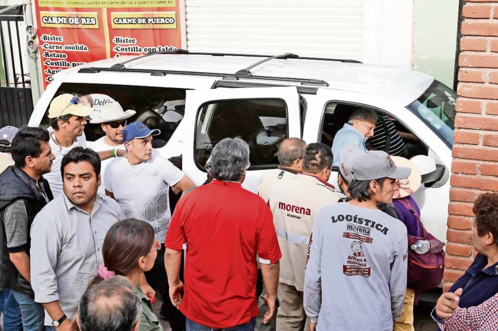 Al término del evento en Acolman, simpatizantes de Morena rodearon la camioneta en la que se fue Andrés Manuel López Obrador. (IRVIN OLIVARES. EL UNIVERSAL)