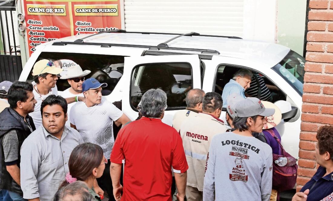 Al término del evento en Acolman, simpatizantes de Morena rodearon la camioneta en la que se fue Andrés Manuel López Obrador. (IRVIN OLIVARES. EL UNIVERSAL)