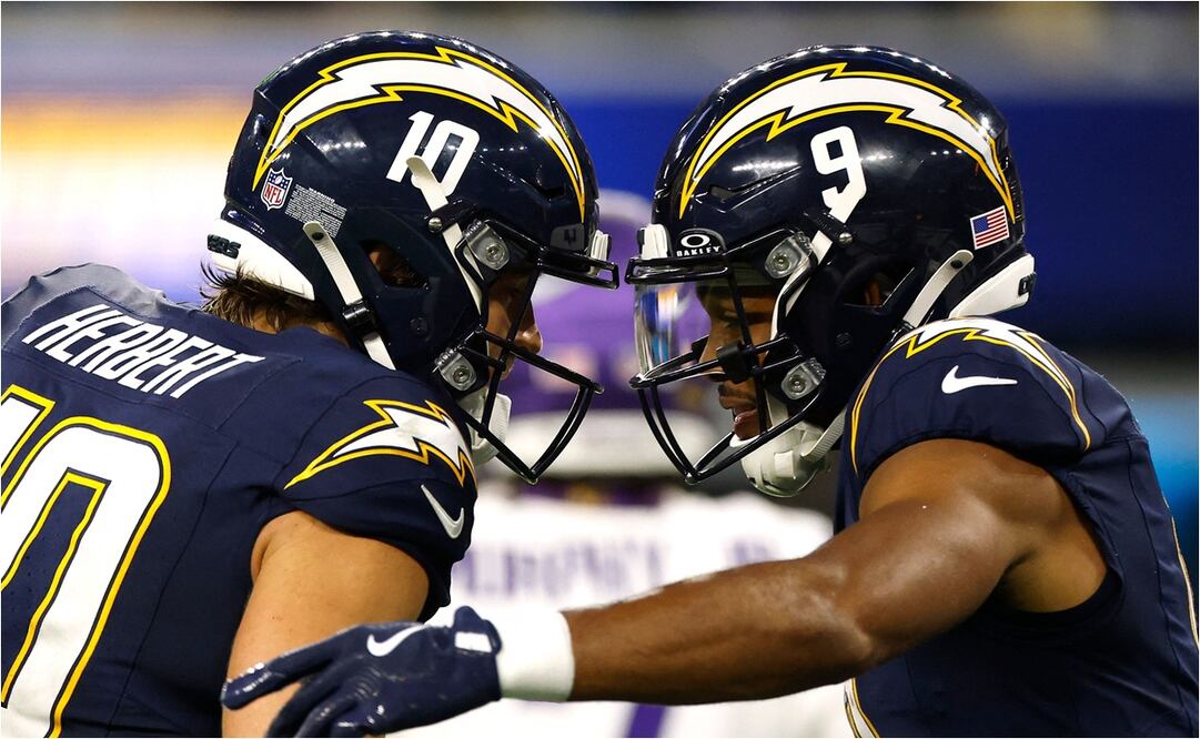 Justin Herbert y Tre' Harris celebran una anotación de Los Ángeles Chargers. FOTO: AFP