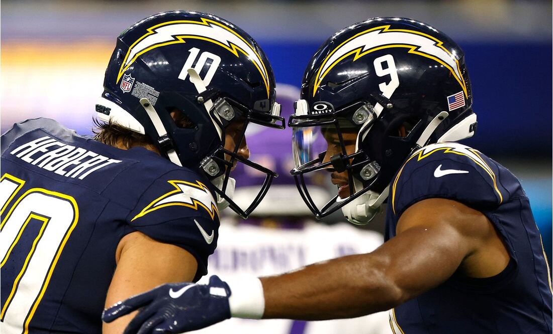 Justin Herbert y Tre' Harris celebran una anotación de Los Ángeles Chargers. FOTO: AFP