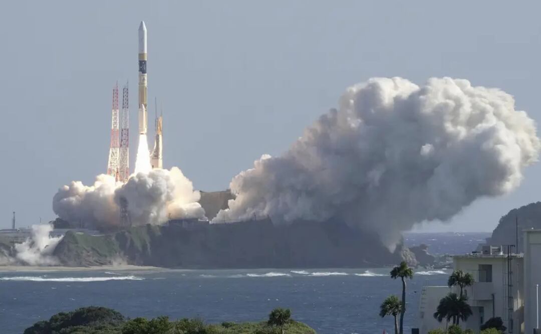 Un cohete HII-A sale de su plataforma de lanzamiento en el Centro Espacial Tanegashima en Kagoshima, en el sur de Japón, el jueves 7 de septiembre de 2023. Foto: AP