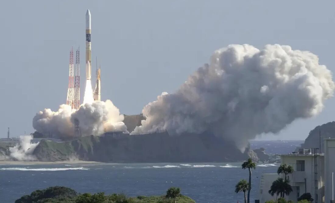 Un cohete HII-A sale de su plataforma de lanzamiento en el Centro Espacial Tanegashima en Kagoshima, en el sur de Japón, el jueves 7 de septiembre de 2023. Foto: AP