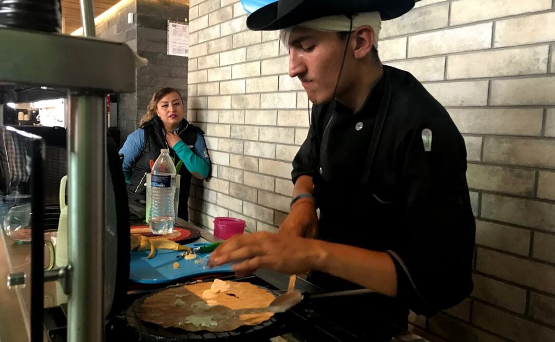 A Bruno se le permitió estar este miércoles en un restaurante de avenida de Las Fuentes de Satélite. Foto: Rebeca Jiménez / EL UNIVERSAL