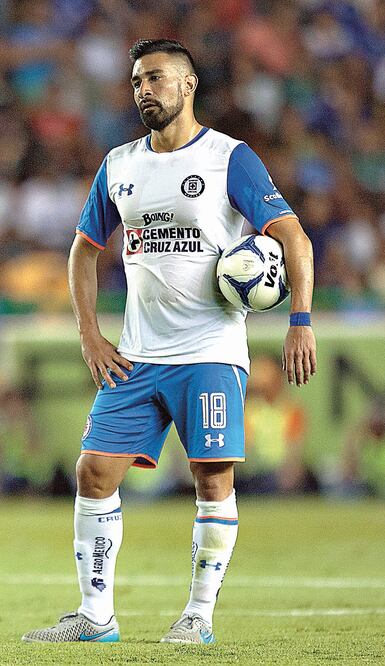 Ariel Rojas lamenta la caída de Cruz Azul en la cancha del Camp Nou frente a los Esmeraldas (SERGIO MEJÍA. IMAGO7)