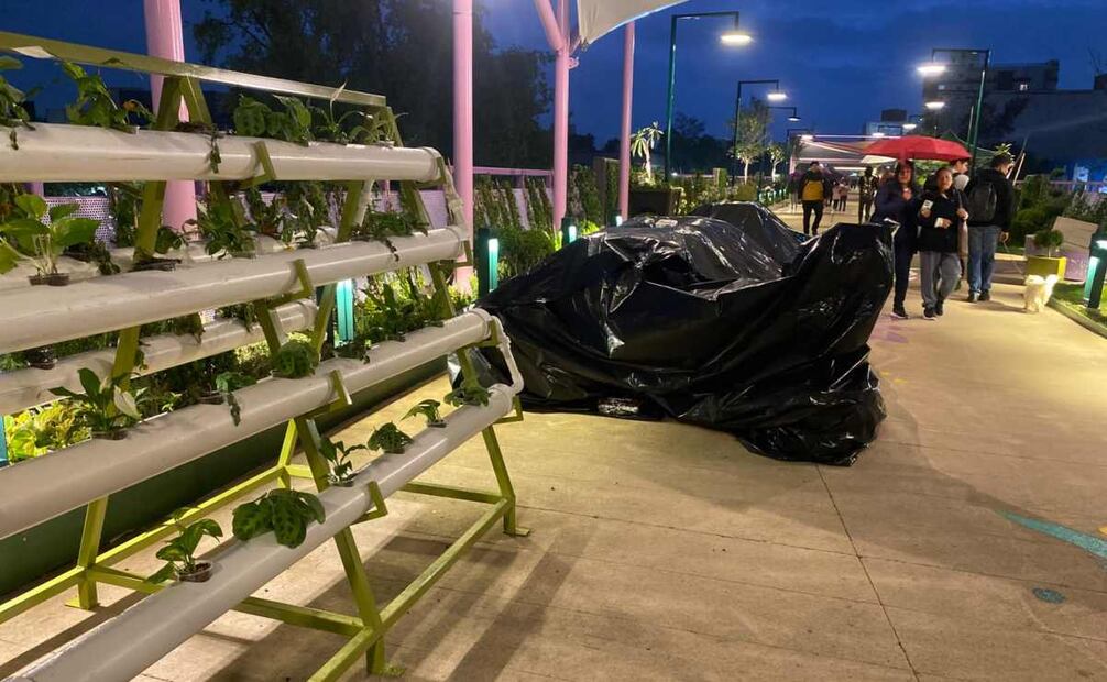 Debido a la lluvia, algunos elementos del segundo piso peatonal fueron cubiertos con bolsas de plástico. Foto: Omar Díaz / EL UNIVERSAL
