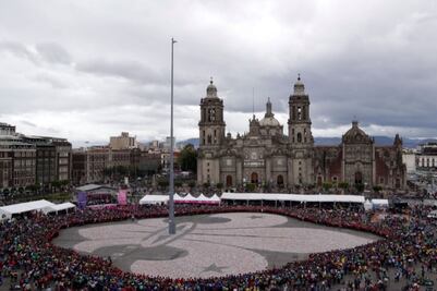 Con latas forman flor de lis más grande del mundo en el Zócalo