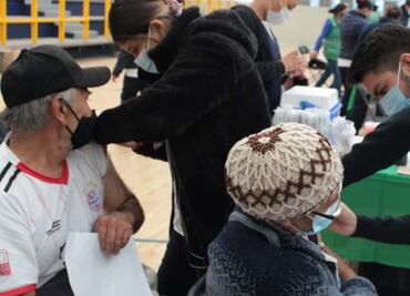 Abuelitos acuden por tercera dosis Covid por temor ante variante ómicron en Azcapotzalco