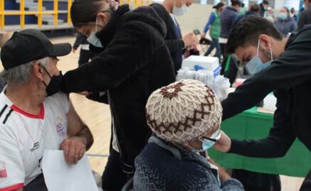 Abuelitos acuden por tercera dosis Covid por temor ante variante ómicron en Azcapotzalco