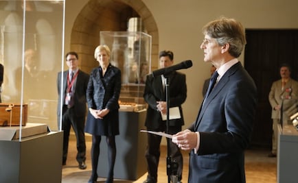 ¿Por qué críticas dimitió el director del MET?