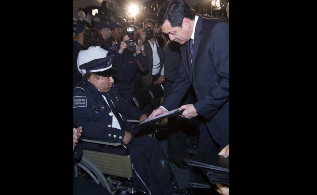 El policía en compañía del secretario de Gobernación, Miguel Ángel Osorio Chong. Especial