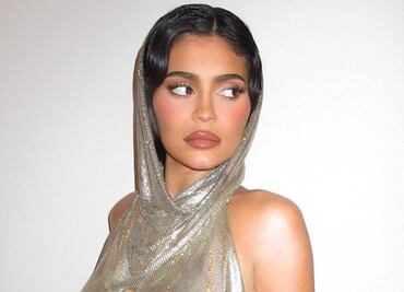 Kylie Jenner celebra su cumpleaños 25 con vestido semitransparente