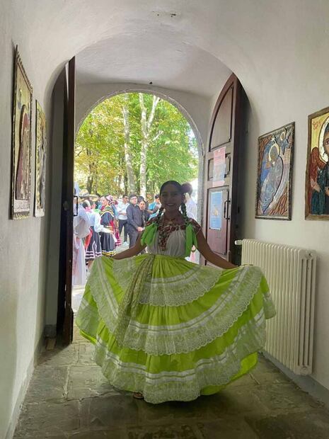 Naomi Nicolás Vivanco con su vestuario para danza folclórica. Foto: Gaceta UNAM
