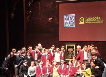 Guillermo Arriaga y Tom Schulman develan placa de "La sociedad de los poetas muertos"