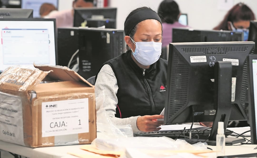 Trabajadores del INE realizaron ayer el conteo y revisión de las firmas para la revocación de mandato. Foto: Berenice Fregoso. EL UNIVERSAL