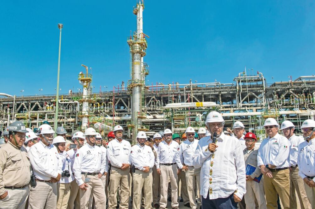 Andrés Manuel López Obrador encabezó un recorrido por la refinería Lázaro Cárdenas, donde aseguró que los familiares de las víctimas de Minatitlán serán atendidos y se buscará hacer justicia. Foto: PRESIDENCIA