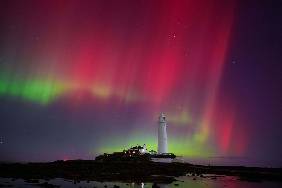 Una aurora boreal ilumina el cielo sobre el faro de St Mary, en Inglaterra. FOTO: AP