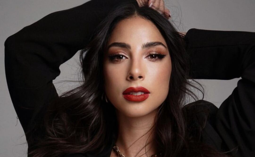 María Chacón triunfó con un look de noche de lentejuelas y con escote profundo. Foto: Instagram @oficialmariachacon