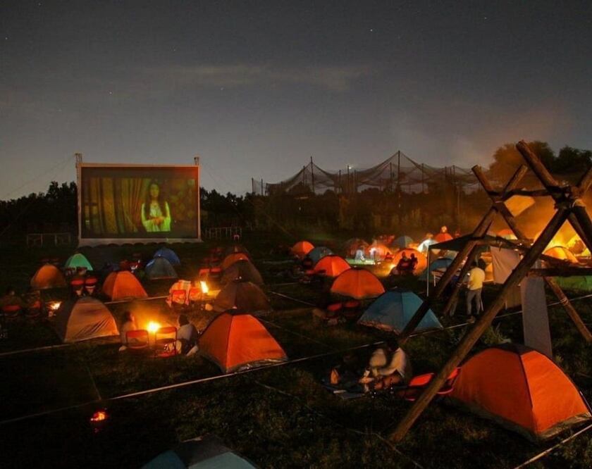 En Teotihuacán puedes disfrutar de las Noches Mágicas de campamento. / Foto: Instagram @nochesmagicasmx