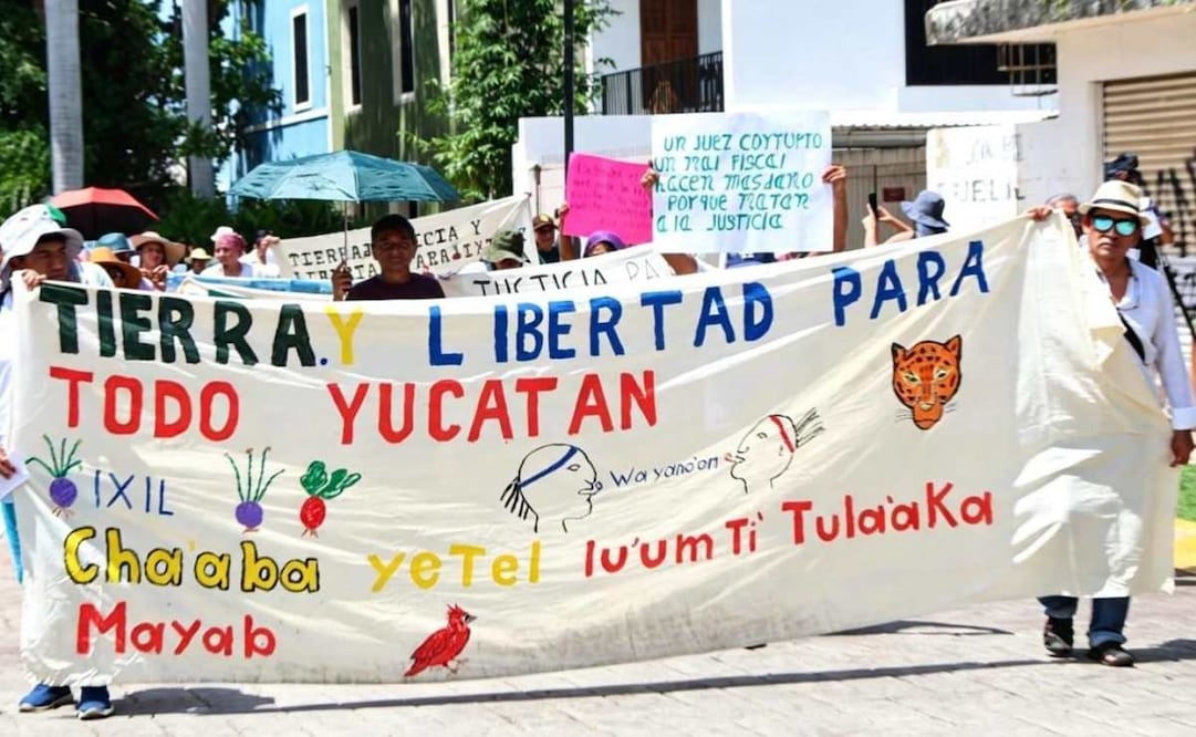 Marchan comunidades mayas en Mérida, Yucatán contra proyectos inmobiliarios; exigen respeto a sus derechos.
Foto: Especial.