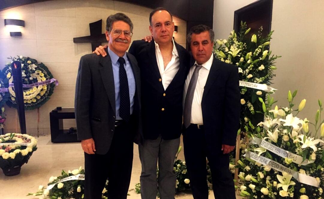 Juan Coronel (centro) con Miguel Ángel Díaz Castorena, director del museo Rafael Coronel (izquierda), y Mateo Rivera, subdirector de la pinacoteca (derecha). Foto: Sonia Sierra / EL UNIVERSAL