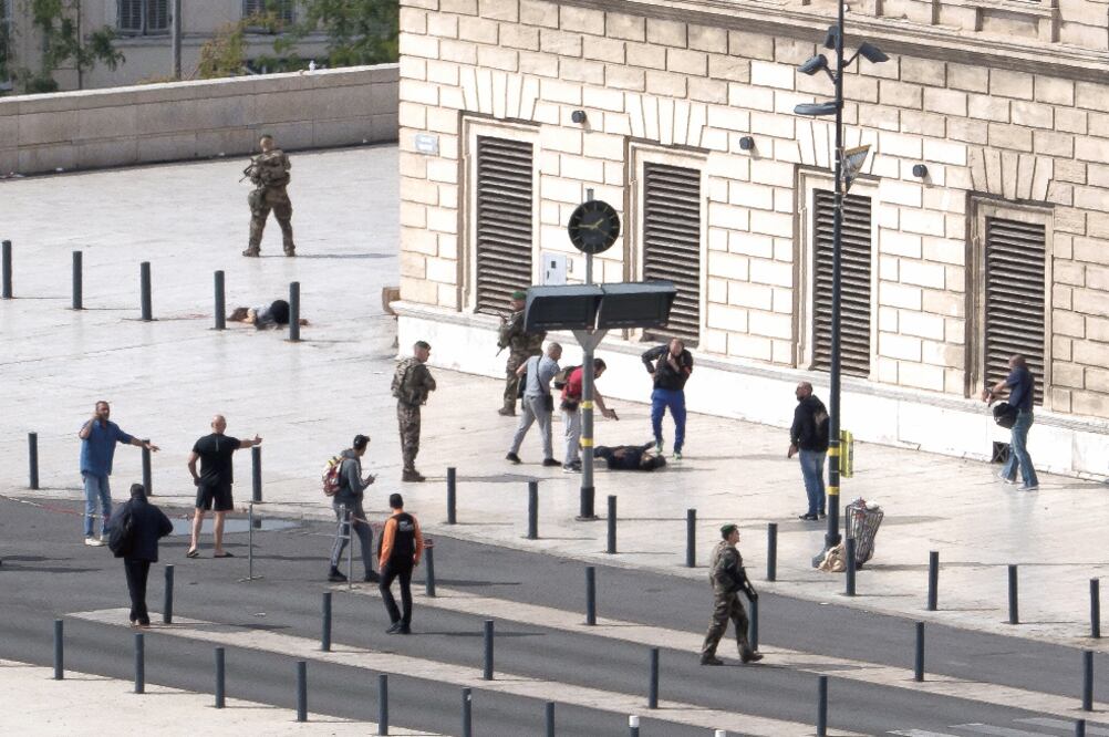 Esta fotografía muestra el momento en el que el agresor de la estación de Saint-Charles fue rodeado por los agentes de policía antes de ser abatido (REUTERS)