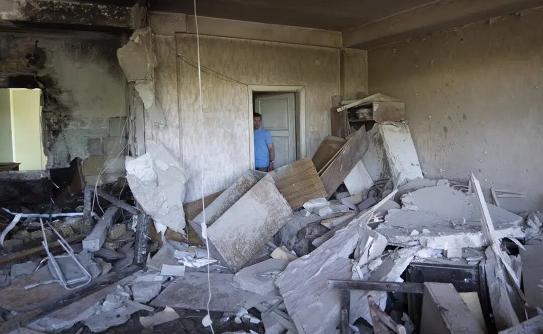 Vladimir Golubenko mira a su oficina dañada por un dron durante un ataque nocturno en Kiev, Ucrania, el domingo 28 de mayo de 2023. Foto: AP