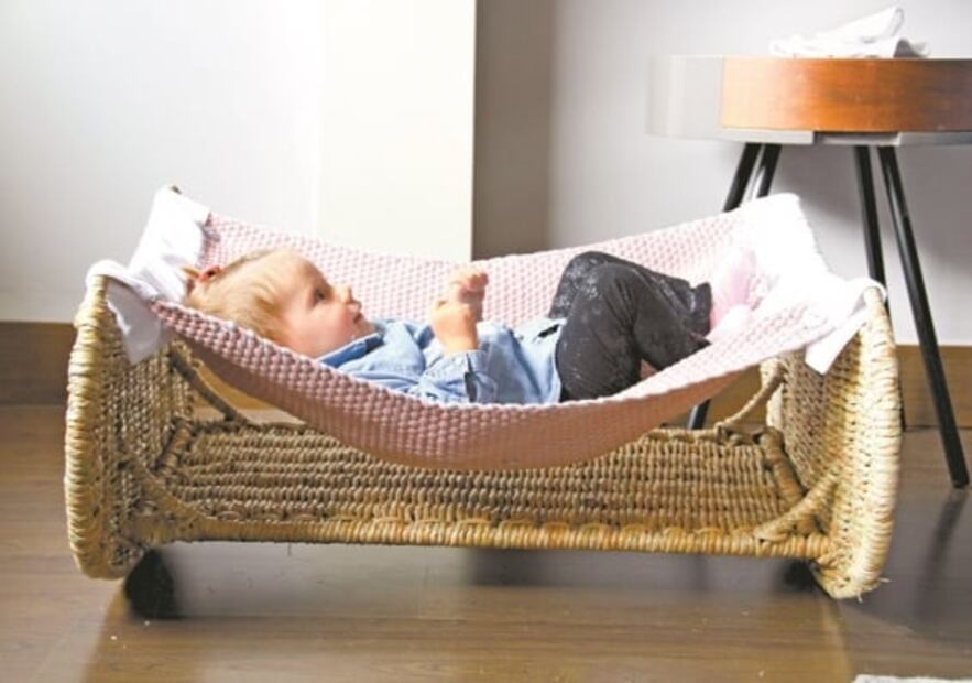 Orgullo mexicano. Crean cuna artesanal con técnica otomí