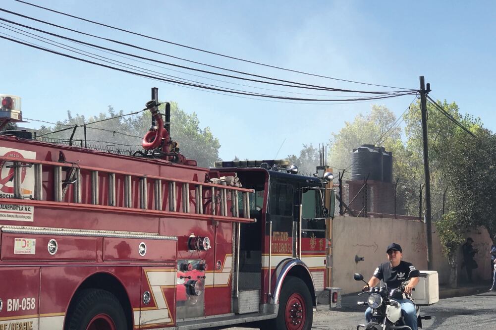 Alerta. Habitantes de la calle Morelos, del municipio de Tlalnepantla solicitaron la ayuda del cuerpo de Bomberos al notar un incendio y una nube de humo en la fábrica de cerillos La Perla (REBECA JIMÉNEZ. EL UNIVERSAL)