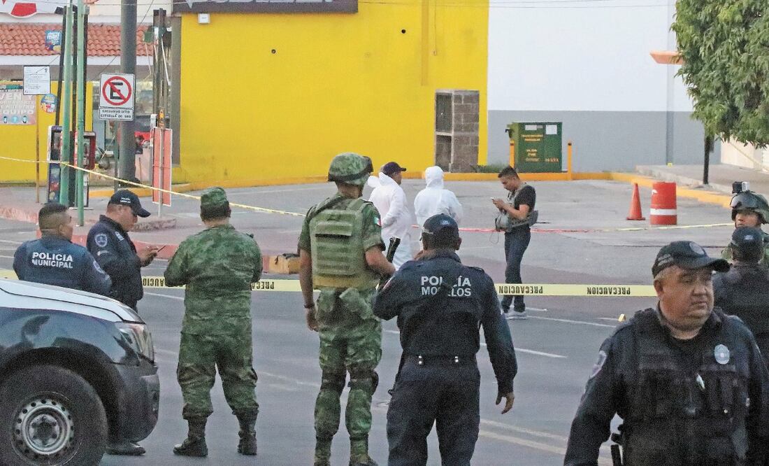 La Fiscalía General del Estado detalló que realizaron el levantamiento de los cinco cuerpos; tres de ellos en el área de estacionamiento, uno afuera de la terminal y uno más en el área de andenes. Foto/ESPECIAL