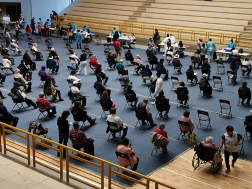 Entre aglomeraciones y reclamos, así arranca aplicación de vacuna antiCovid en Oaxaca