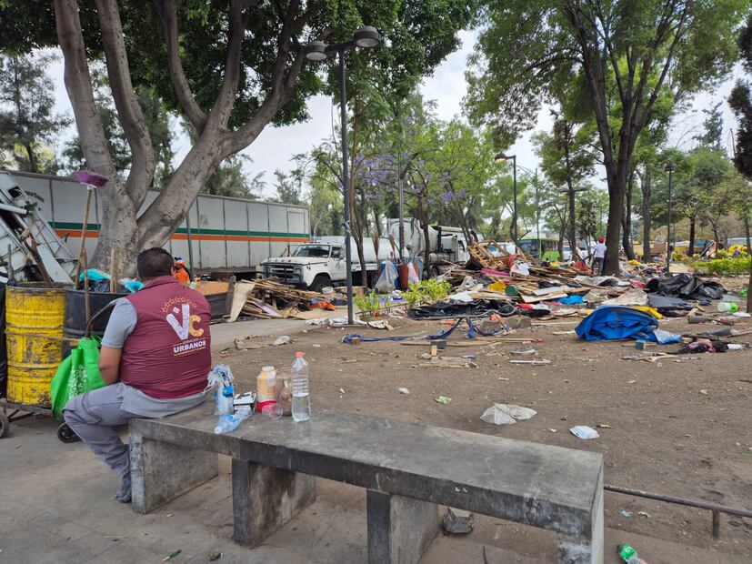 En un recorrido realizado por el EL UNIVERSAL, se pudo observar que trabajadores de la alcaldía Venustiano Carranza, llevaban a cabo el retiro de las casas de madera y lonas que habían instalado los migrantes. (FOTO: Jorge Alejandro Medellín/ EL UNIVERSAL)