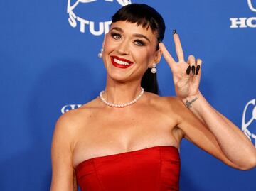Katy Perry se destapa y sorprende: muestra atrevida lencería en alfombra de premios