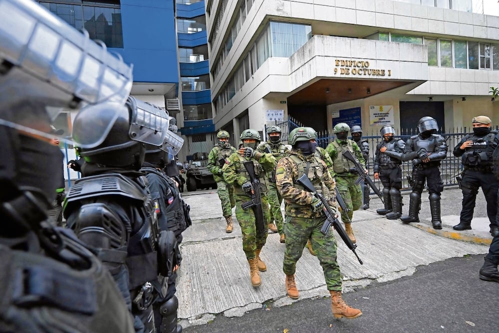 Militares y policías despliegan un operativo de seguridad durante la salida del exvicepresidente ecuatoriano Jorge Glas de la Unidad de Delitos Flagrantes en Quito  Foto: Rodrigo Buendía / AFP