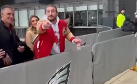 VIDEO: Joey Bosa se enfrenta a un aficionado de los Eagles: "Yo soy rico, tú eres pobre"
